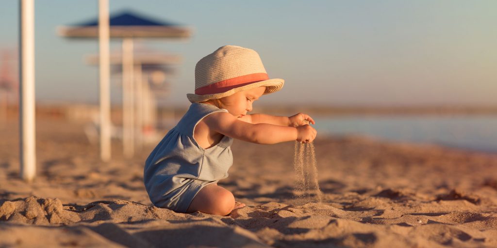 igra s bebom na plaži